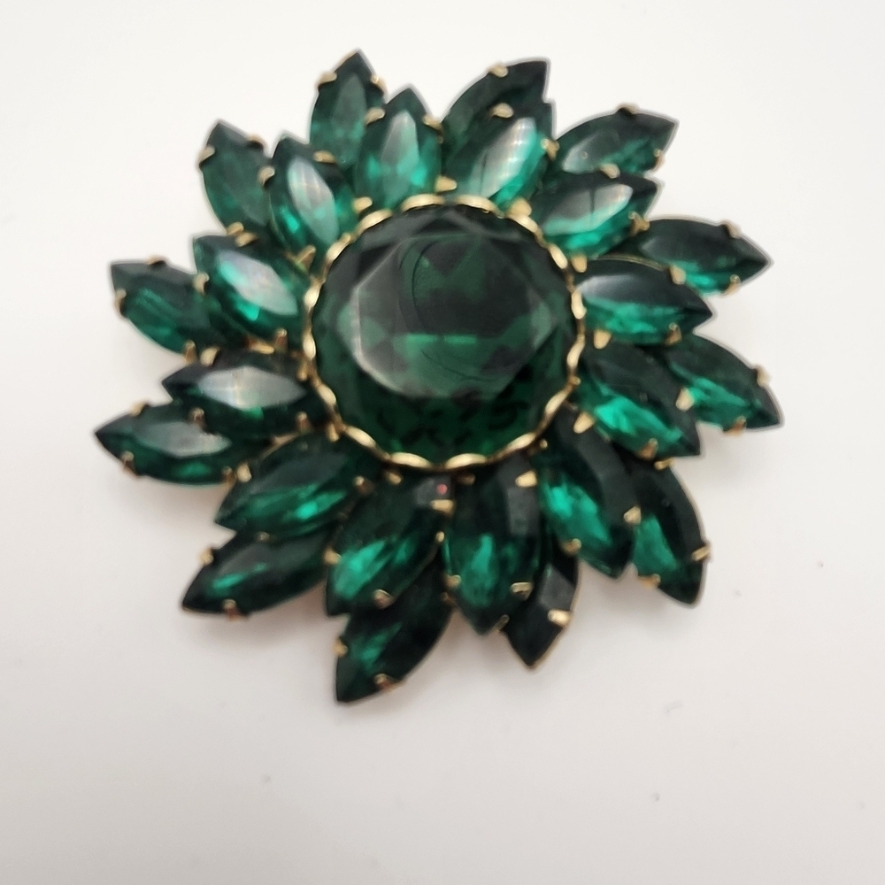 Vintage Emerald Green Floral Brooch - Picture 5 of 5